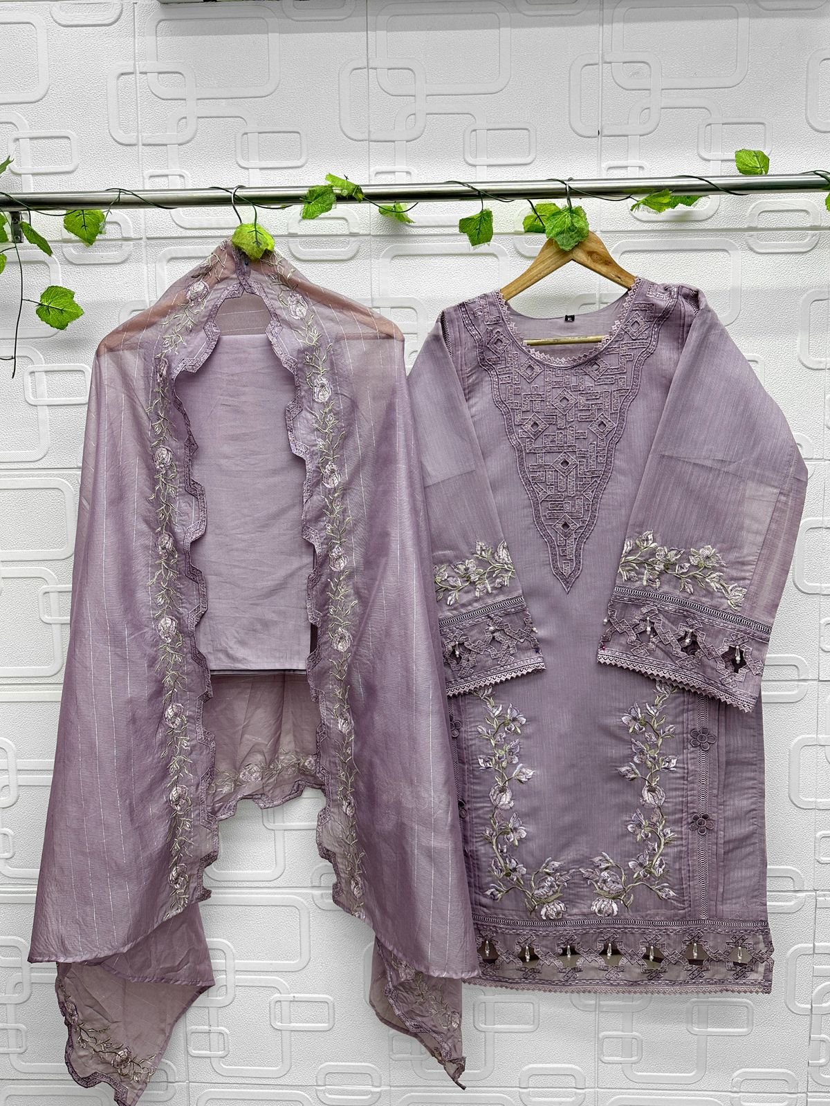 Luxury pret 21 Cotton Lining Organza Tunic & Cigarette Pants With Duptta pakistani Collection Wholesale 4 Stylish Luxury pret 21 Cotton Lining Organza Tunic & Cigarette Pants With Duptta pakistani Collection Wholesale 2026