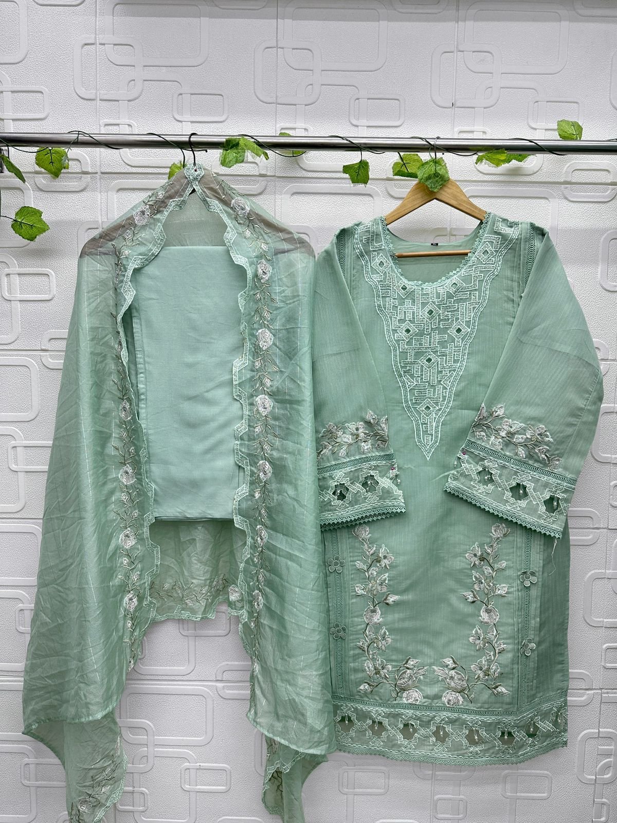 Luxury pret 21 Cotton Lining Organza Tunic & Cigarette Pants With Duptta pakistani Collection Wholesale 5 Stylish Luxury pret 21 Cotton Lining Organza Tunic & Cigarette Pants With Duptta pakistani Collection Wholesale 2026